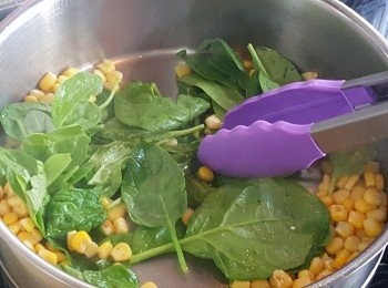 step2: 燒熱油鍋，將粟米及菠菜炒勻。