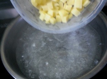 step2: 薯仔去皮細切丁粒,用滾水煮約5分鐘隔去水份待用