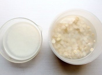 step2: 將杏仁及白米稍加清洗後,分別用冷水浸泡一晚(最少浸泡6-8小時)。