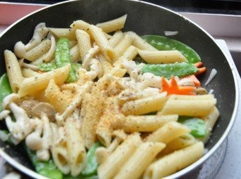 step8: 放入牛奶及適量研磨七彩胡椒粒、義大利香料、玫瑰鹽等調味炒香起鍋