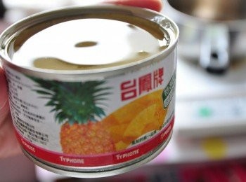 step6: 另外準備鳳梨片，稍微將糖水吸乾，再沾裹粉糊