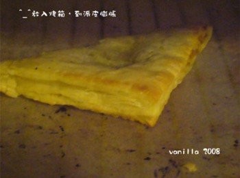 step5: 入烤箱，180度烘烤，至派皮澎起在翻面一樣烤到澎起就好囉