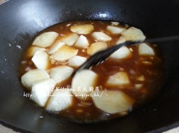 step7: 加入白蘿蔔 , <span class="group_3">調味料</span>拌勻用中火煮滾後蓋上蓋轉慢火煮20分鐘