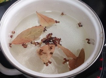 step1: 豬腩片解凍，煲一小煲水，放入花椒八角香葉