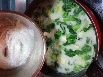 step12: 再將炒好的菜加入魚湯中，加埋粉絲一齊煮到菜軟身