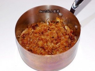 step3: 放入柴魚片用小火拌煮,過程中需用筷子隨時攪拌至湯汁收乾