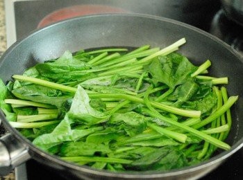 step1: 將菠菜放入一煲沸水內，煮約30-45秒
