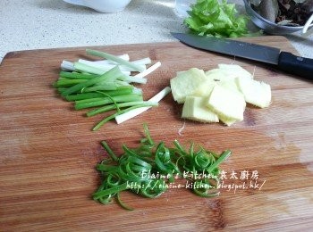 step1: 薑去皮切片 , 蔥分別切段及幼絲