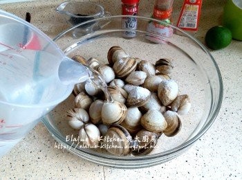 step7: 白蜆放入大碗內加入鹽 , 加水浸過面靜待30分鐘吐沙