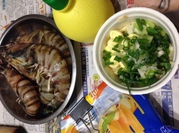 step1: 先將大蝦洗淨用鉸剪剪去頭部利刺挖去沙囊及腳全去掉，沿腳內中間剪開挑去腸狀備用