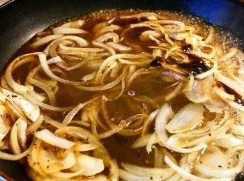 step6: 加入黑胡椒略爆，再加生抽、蠔油及200ml水。