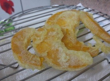 step7: 也有另一做法， 如炸大量， 我會預先一小時將天富羅炸熟 （炸至浮起便可）， 放在網上， 到臨食時一次過用滾油炸脆。