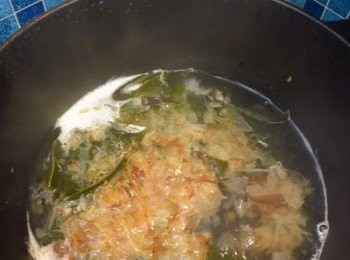 step7: － 剛才浸的昆布連同水一齊煮沸，下鰹魚片，轉小火煮15分鐘
－ 關火待涼後，隔去鰹魚片，只留湯水及昆布片