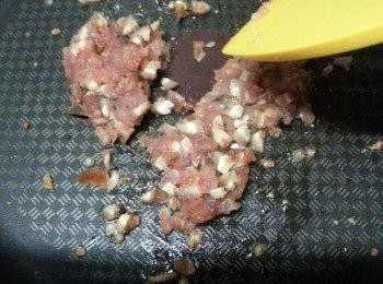 step5: 再落冬菇及豬肉碎炒香