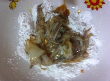 step2: 取出炸粉把混合的小卷取出，每個沾上炸粉。