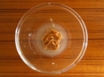 step2: 再來將<span class="group_2">和風味噌烤肉醬</span>的味噌和清酒先混合調勻。