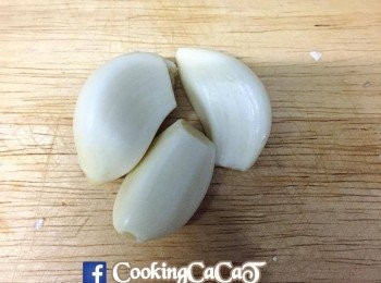 step2: 醬汁方面：先將糖溶於熱水內，再把蒜頭切粒，加豆瓣醬、豉油、鎮江醋、麻油及糖水一起撈勻後加入蔥粒。