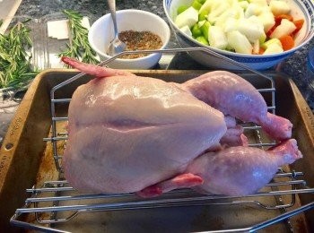 step1: 1. 奶油均勻塗抹於整隻雞外部內部