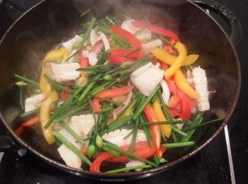 step5: 依序加入<span class="group_2">時蔬</span>一起拌炒,用海鹽及黑胡椒粉做調味,最後放入蔥段及XO干貝醬拌炒一下,即可熄火起鍋裝盤。