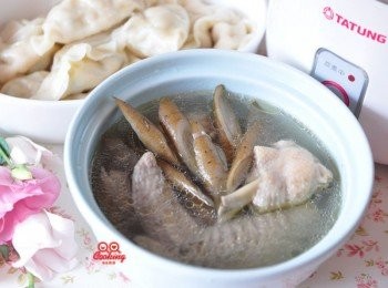 step5: 就是這麼簡單入門的燉湯，不但帶有淡淡人蔘香的清香湯頭，牛蒡還有清除體內垃圾，改善體內循環，促進新陳代謝，被譽為大自然的最佳清血劑。