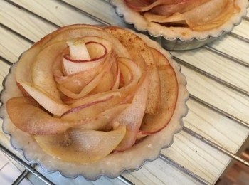 step7: 蘋果片排成一行，捲成玫瑰花芯，放在撻的正中央，然後蘋果片一圈圈繞成玫瑰花。