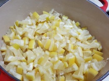 step2: 將檸檬去籽，切小片。
