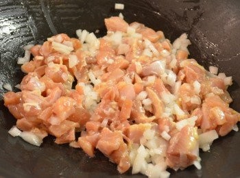 step6: 鍋中加少許油燒熱，放入洋蔥炒香後加入雞肉炒至8分熟。