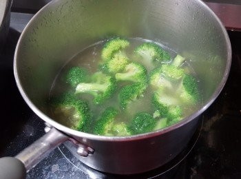 step13: 用烚蓮子的湯再煮滾,將西蘭花開蓋煮,用大火焯2分鐘後隔去水份