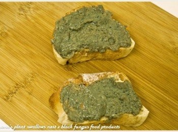 step2: 在法國麵包切片的切面上，直接塗抹黑木耳雪綿酪後，放入烤箱烘烤片刻。