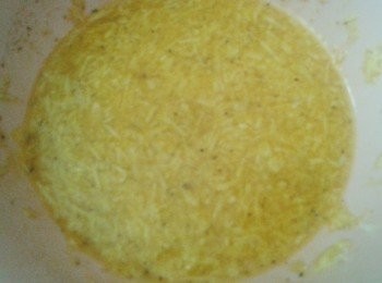 step1: 一鍋水煮沸，下兩茶匙鹽，煮熟意大利麵然後瀝乾水份。將帕爾瑪乾酪磨成碎，再將之與蛋拌勻，下鹽及黑胡椒粉調味，拌勻備用