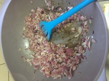 step3: 牛油放入平底鍋中炒熱，加洋蔥炒香。再加入意大利飯炒至材料混合