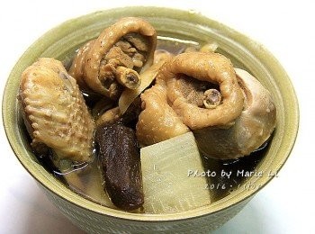 step3: 非常簡單方便的《老菜脯雞湯》 無需任何的調味，湯頭很清爽甘甜 就連白蘿蔔和菜脯都讓孩子們給吃光了 ※ 老菜脯的功效請自行搜尋