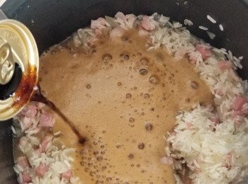 step8: 將已洗白米及黑啤加入，拌勻。