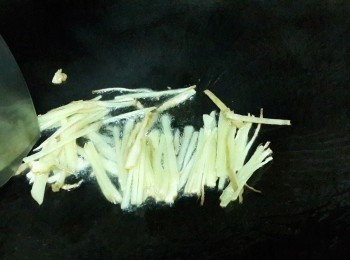 step7: 鑊洗淨，燒熱，倒入1湯匙油，倒入薑絲爆香