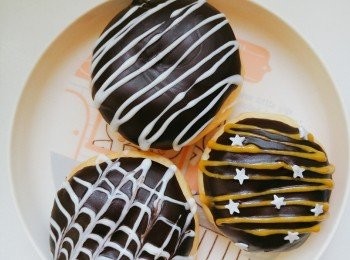 step4: 放入已預熱焗爐，用190度焗15至20分鐘。放涼後，沾上已用熱水座溶的免調溫朱古力，再加上裝飾即成。