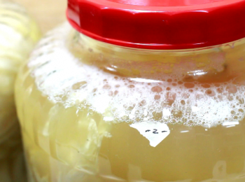 step14: 之後就等它慢慢做轉化的過程了。一般來說, 醃漬三星期至四星期, 約30天, 就可食用了。但建議45天後再食, 風味會更好。(依科學面來看, 亞硝酸鹽的含量在醃製過程中有一個明顯的增長高峰，叫亞硝化峰。 一般情況下，醃製品在4～8天亞硝酸鹽含量最高，第9天後開始下降，20天後開始消失。 所以30天後食用就安全了。)