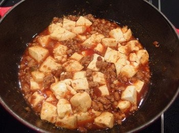 step7: 放入汆燙過的豆腐丁用鍋鏟稍加翻炒入味,亦可使用甩鍋或雙手搖鍋方式讓醬汁及豆腐丁燒至入味,這樣可以保持豆腐的完整。