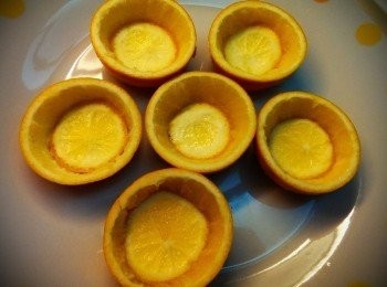 step6: 將容器完成填入<span class="group_1">食材</span>後灑上炒過的白芝麻及放上柳橙丁即可