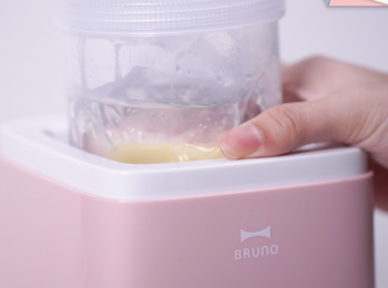 step4: 蓋上瓶蓋，放進機身及蓋上面蓋