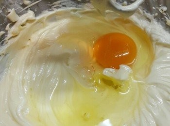 step4: Creamcheese用電動打蛋器慢速打散後,,加入糖打勻及糖溶