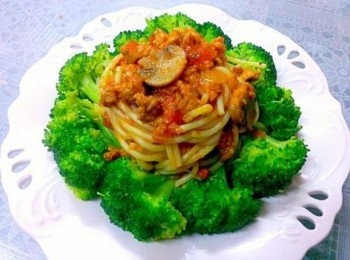 step5: 煮好的義大利麵~拌上肉醬~再燙個青蕃就是營養滿分的義式蕃茄義大利麵~大人小孩都很喜歡喔~