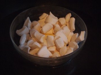 step1: 將棉花糖剪成小粒