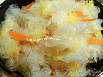 step3: 起一鍋滾水，先將紅蘿蔔片川燙熟，再放入白木耳"快速"川燙一下泡冷水放涼瀝乾。