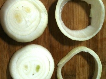 step2: 洋葱逆紋切片，將最外層那圈（就是洋葱圈）取出4個備用。