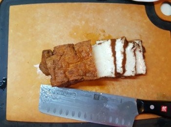 step8: 再將豆腐切厚片。