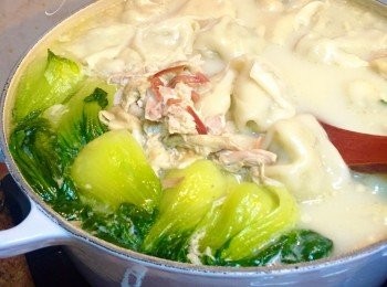 step3: 煮沸另一鍋水，煮雲呑至8分熟。然後再將雲呑及已洗淨切半的小棠菜放到雞湯內煮熟即成。