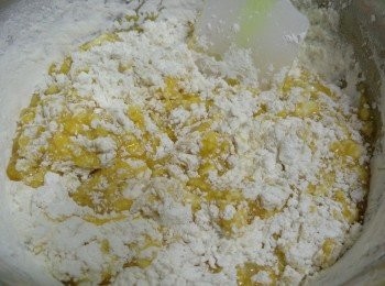 step3: 粉類篩入糖蛋液內，輕拌