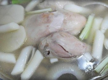 step4: 一小時後開蓋把鍋中原先的蔥綠.洋蔥.蒜頭.月桂葉取出!!! 把湯用濾網過濾雜質後~~ 加入剩下的半顆洋蔥.蔥白及切薄片的馬鈴薯及年糕!!!! 煮至馬鈴薯熟透即完成囉:)