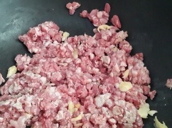 step1: 將絞肉餡放入鍋中用小火將油扁出