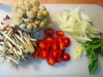 step1: 菇類切去尾端部分剝開成個別菇條、洋蔥切片、番茄對切、蒜頭切末、
九層塔葉切絲備用。
 
(菇類可換成任何其它方便購得的食用菇！)